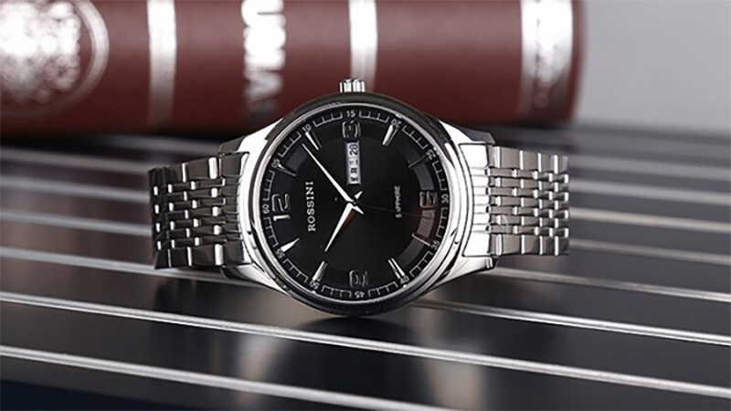 Đ&ocirc;̀ng h&ocirc;̀ d&acirc;y kim loại với đ&ocirc;̣ b&ecirc;̀n cao, thi&ecirc;́t k&ecirc;́ lịch lãm và sang trọng