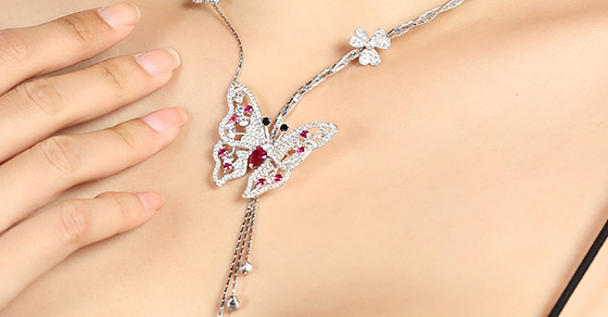 Top 6 mẫu dây chuyền cánh bướm hot trend, ấn tượng nhất 2022 cho nữ