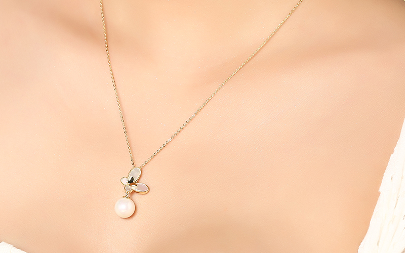 D&acirc;y chuyền c&aacute;nh bướm đ&iacute;nh ngọc trai