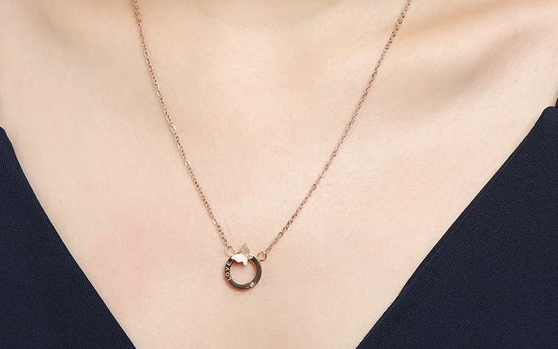 D&acirc;y chuyền v&ograve;ng tr&ograve;n v&agrave; c&aacute;nh bướm