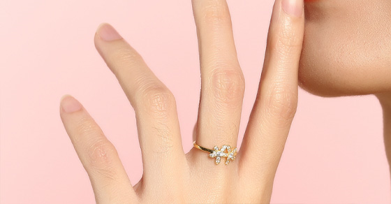 Top 7 mẫu nhẫn vàng hình hoa sang trọng, nữ tính cho các bạn nữ