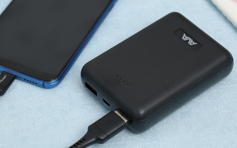 Dung lượng 10.000 mAh v&agrave; hiệu suất sạc l&ecirc;n đến 64%