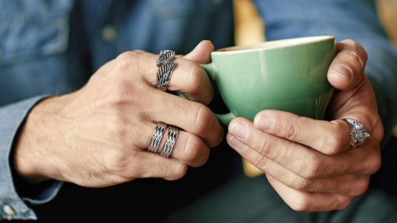 Bạn hãy xem xét cẩn thận chất liệu nhẫn để tránh bị dị ứng da khi đeo