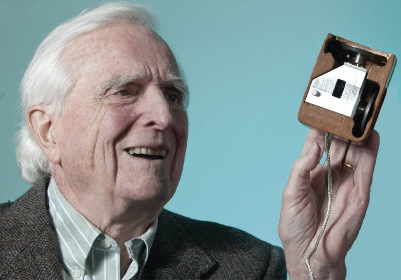 Douglas Engelbart và con chuột máy tính đầu tiên