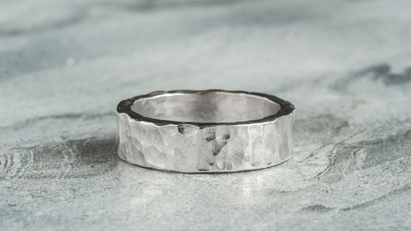 Một mẫu nhẫn bạc phù hợp với phong cách ăn mặc sẽ tôn gu thẩm mỹ của bạn khá nhiều