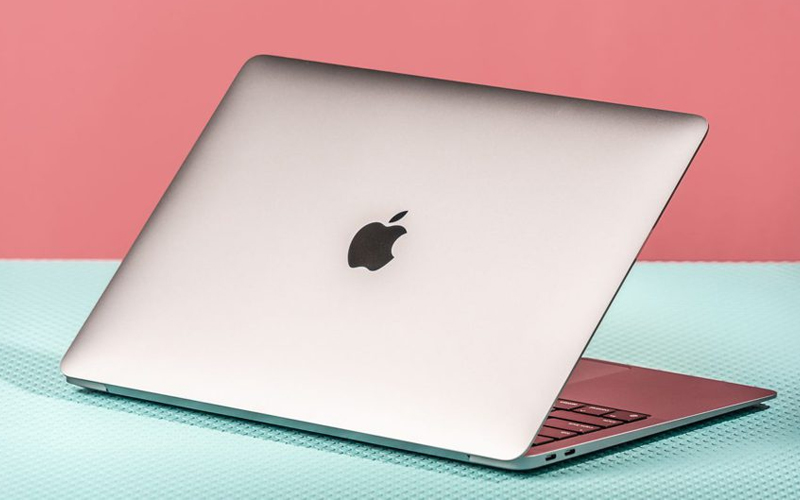 MacBook Air có thiết kế mỏng và nhẹ hơn MacBook Pro