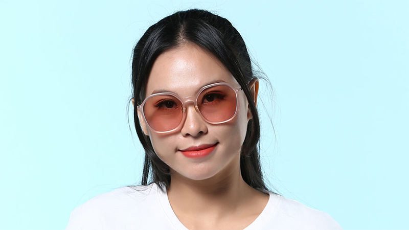 Tròng kính màu hồng nhạt độc đáo, nữ tính