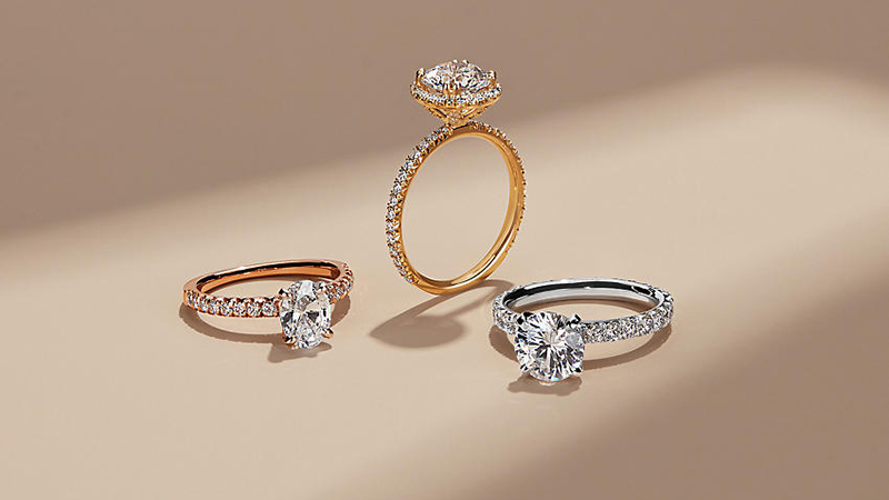 Nữ giới có thể lựa chọn nhẫn vàng ta, nhẫn vàng trắng hoặc các mẫu nhẫn vàng đính đá quý