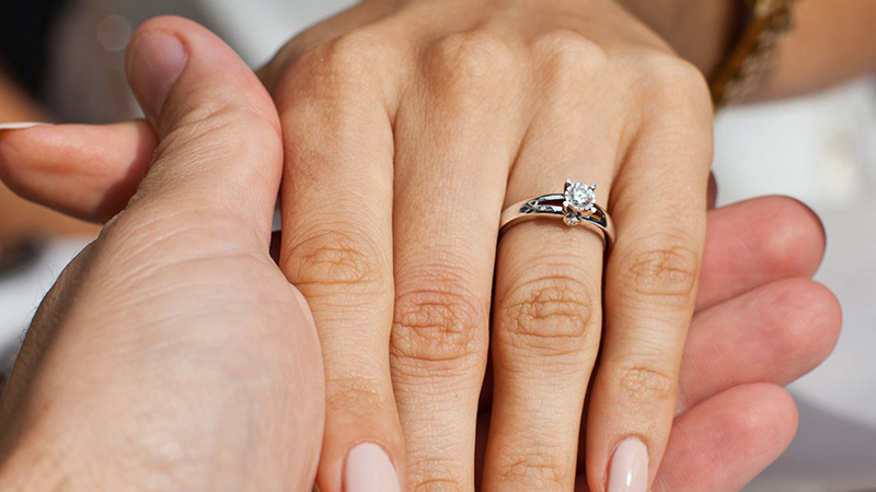 Có rất nhiều mẫu nhẫn phù hợp với các phong cách khác nhau như nhẫn trơn, nhẫn đính đá,...