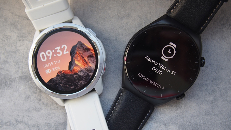 Đồng hồ Xiaomi Watch S1 (bên phải) và đồng hồ Xiaomi Watch S1 Active (bên trái)