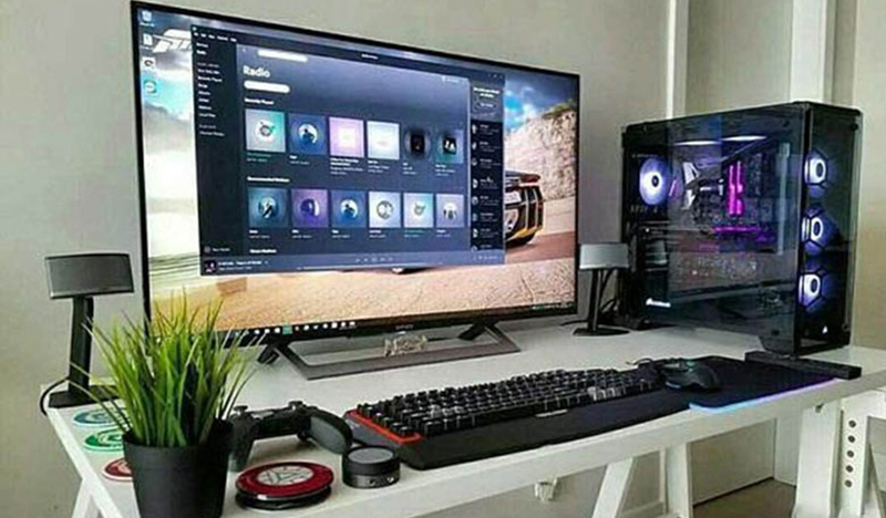 PC là một thiết bị được thiết kế cố định và nằm trên bàn làm việc