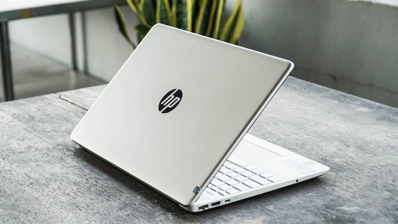 Phiên bản HP 14s này sử dụng con chip Intel Core i3 thay vì AMD Ryzen 3