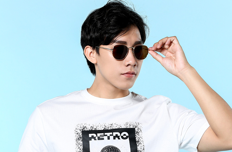 Tròng kính màu nâu sẽ giúp cho người đeo trở nên cuốn hút hơn