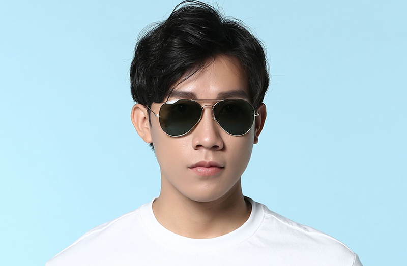 Mắt kính mang kiểu thiết kế cổ điển nhưng vẫn không kém phần sang trọng