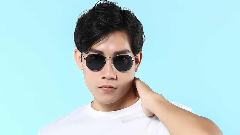 Kiểu kính gọng tròn sẽ phù hợp cho các bạn nam có phong cách hiện đại
