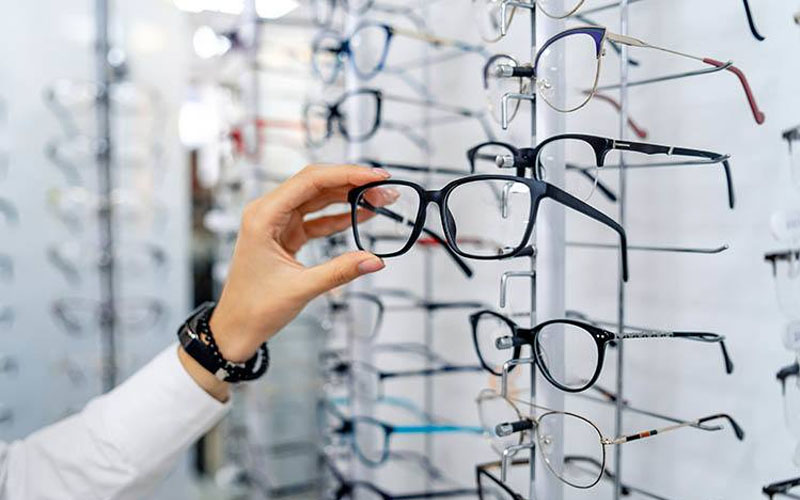 Lựa chọn thương hiệu uy tín khi mua mắt kính