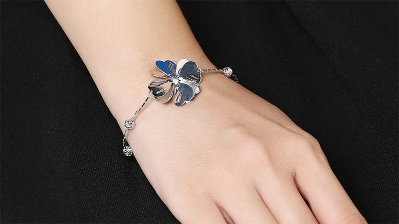 Mức gi&aacute; của lắc tay tại AVAJi