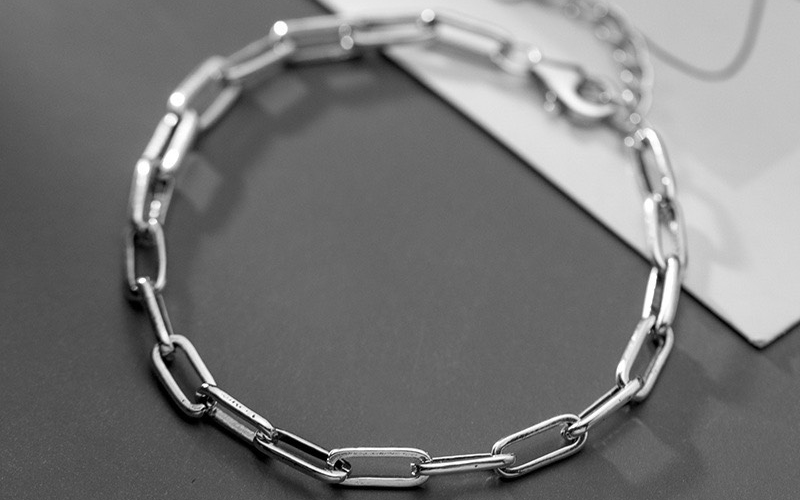 Lắc tay bạc c&oacute; thiết kế rất độc đ&aacute;o, bắt mắt