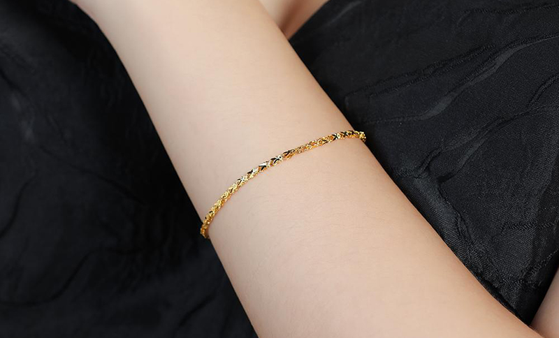 Lắc tay v&agrave;ng c&oacute; thiết kế đơn giản, trẻ trung 