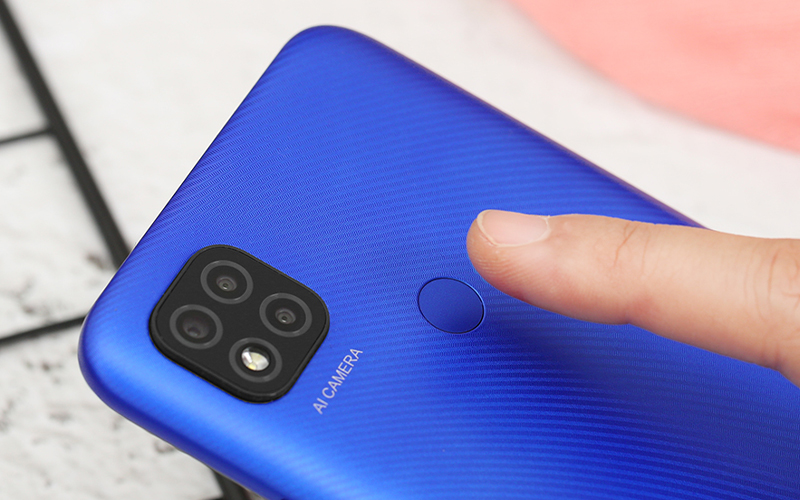 Mặt lưng Redmi 9C được trang bị cảm biến v&acirc;n tay