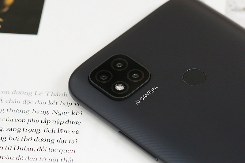  Redmi 9C sở hữu cụm 3 camera sau v&agrave; đ&egrave;n flash LED