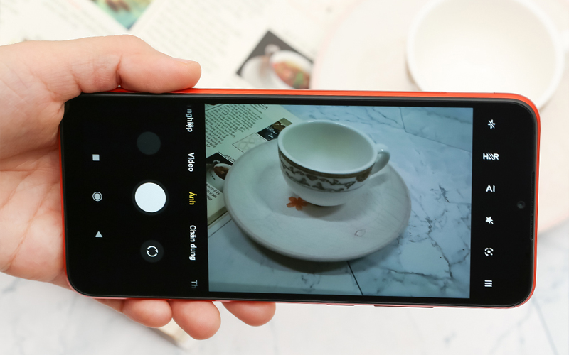 Redmi vẫn chiếm ưu thế hơn, sở hữu nhiều t&iacute;nh năng chụp h&igrave;nh, quay video hơn 