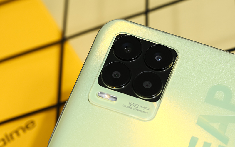 Hệ thống camera sau của Realme 8 Pro vượt trội hơn hẳn Realme 9 Pro