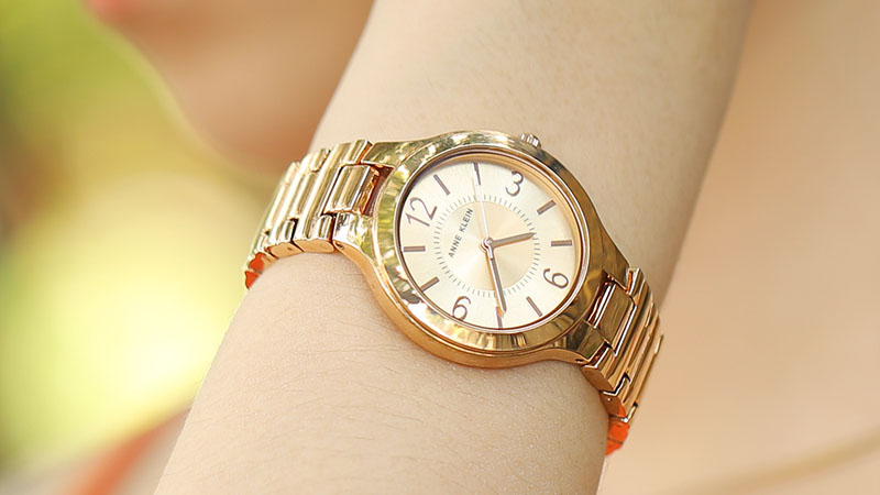 Đồng hồ nữ của thương hiệu Anne Klein mang nét đẹp đơn giản, trẻ trung