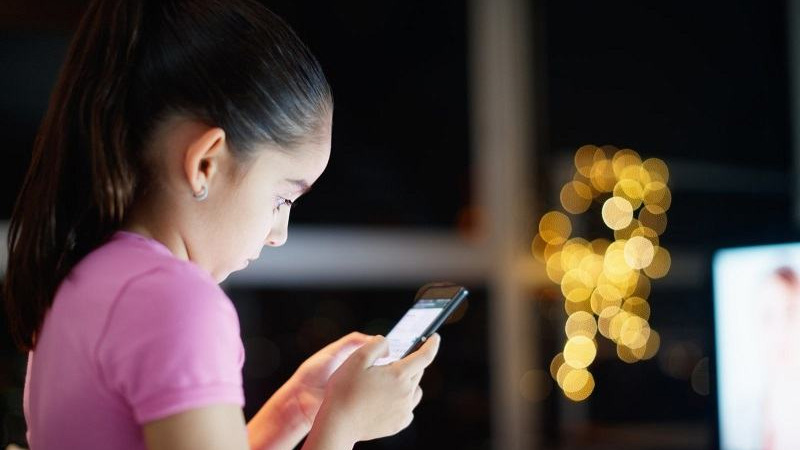 N&ecirc;n chọn điện thoại c&oacute; thiết kế nhỏ gọn, đơn giản, dễ cầm nắm v&agrave; bền bỉ