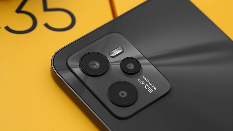 Realme C35 c&oacute; camera dạng h&igrave;nh hộp chữ nhật kh&ocirc;ng nh&ocirc; qu&aacute; cao
