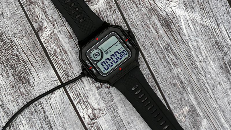 Thiết kế đồng hồ đơn giản nhưng kh&ocirc;ng k&eacute;m phần năng động