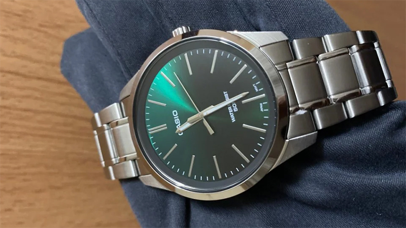 Thiết kế mặt số m&agrave;u xanh l&aacute; tươi m&aacute;t