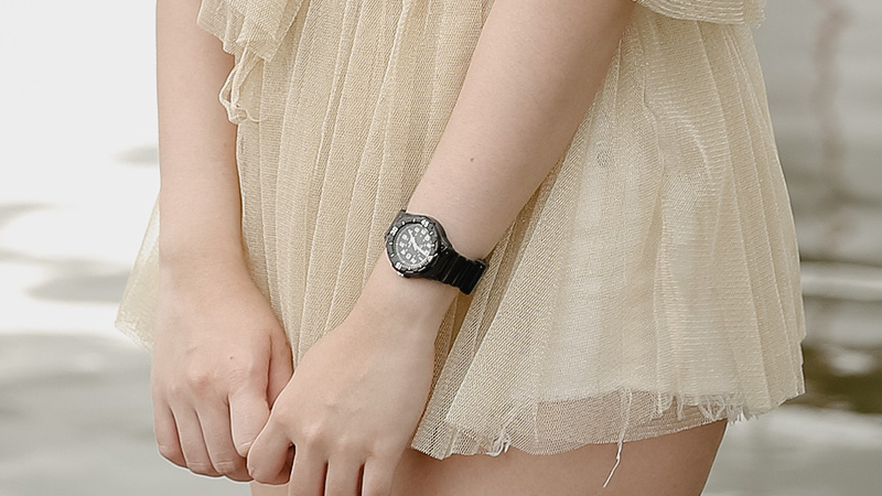 Đồng hồ kim nữ nhựa CASIO LRW-200H-1BVDF Đen với chuẩn chống nước 10 ATM có thể dùng khi đi bơi