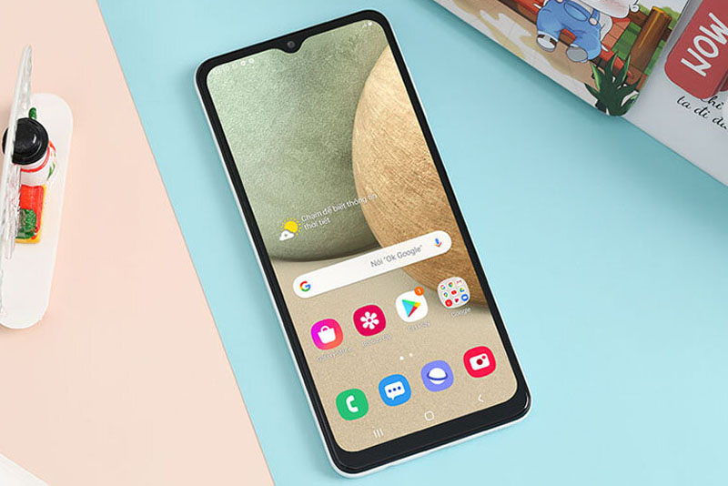 Điện thoại c&oacute; m&agrave;n h&igrave;nh lớn, hiển thị sắc n&eacute;t v&agrave; sống động