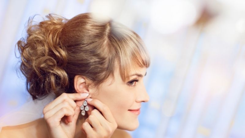 Chất liệu bông tai đa dạng, tùy thuộc ngân sách để chọn mua