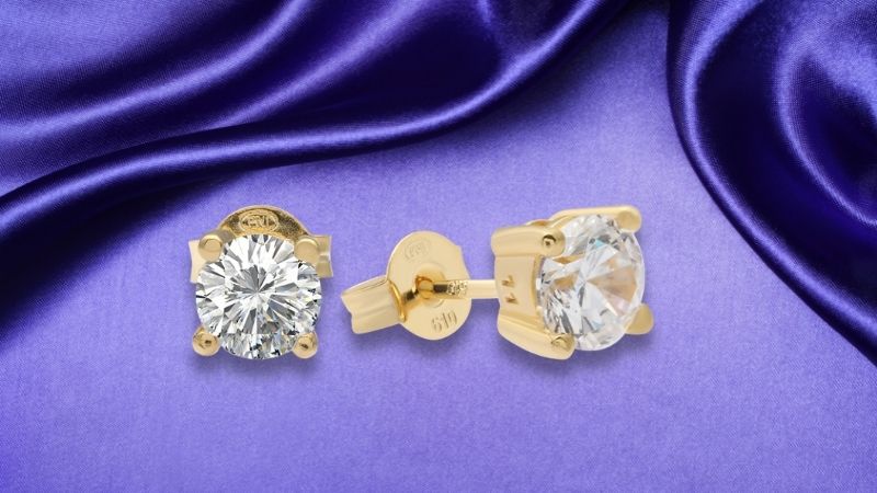 Thiết kế đính đá làm điểm nhấn, đơn giản nhưng đủ lấp lánh cho người đeo