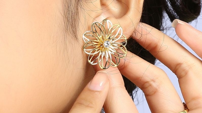 Bông tai từ bạc 925 với thiết kế đơn giản, thanh lịch