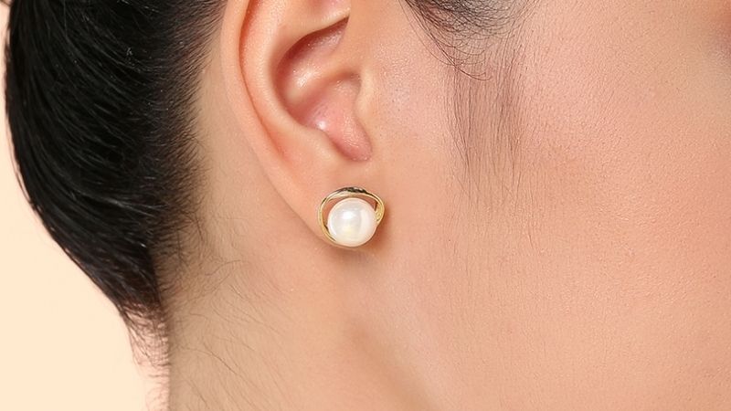 Mẫu bông tai đính ngọc trai đơn giản, trẻ trung