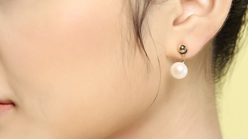 Thiết kế bông tai đính ngọc trai dạng thả tạo điểm nhấn thanh lịch
