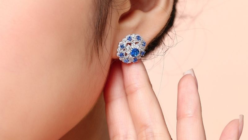 Sở hữu thiết kế bạc sang trọng đính đá nổi bật, thu hút