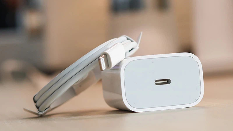 Hai máy được trang bị viên pin lớn kèm khả năng sạc nhanh