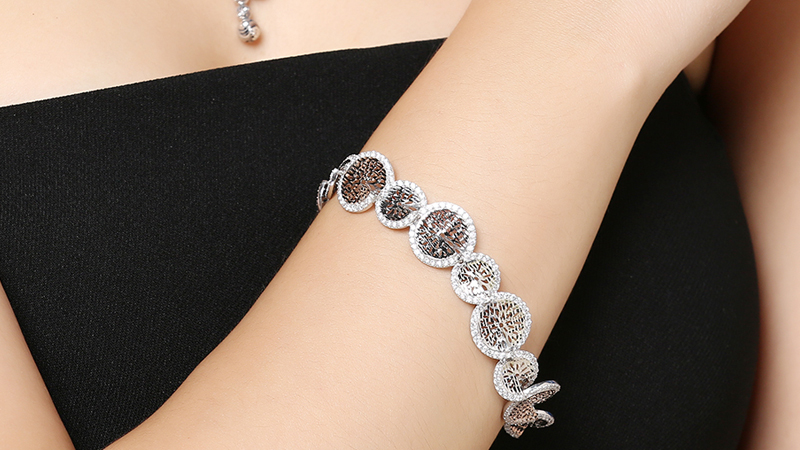 M&oacute;n phụ kiện gi&uacute;p n&agrave;ng tỏa s&aacute;ng trong c&aacute;c buổi tiệc