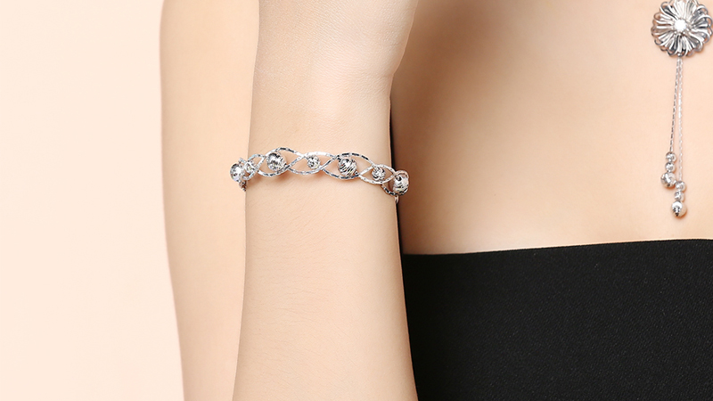 Lắc tay c&oacute; kiểu d&aacute;ng nhẹ nh&agrave;ng, thanh lịch