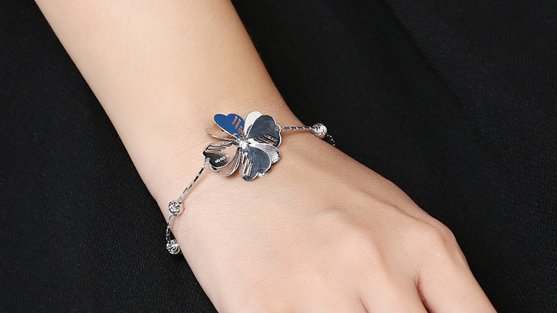 Lắc tay với điểm nhấn h&igrave;nh b&ocirc;ng xoa tinh xảo