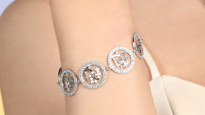 Kiểu d&aacute;ng sang trọng, thanh tho&aacute;t