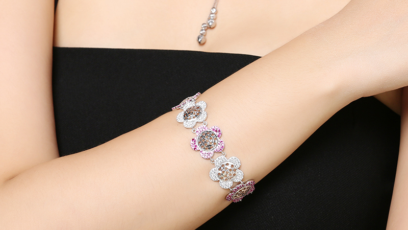 Điểm nhấn đặc biệt l&agrave;m nổi bật cổ tay