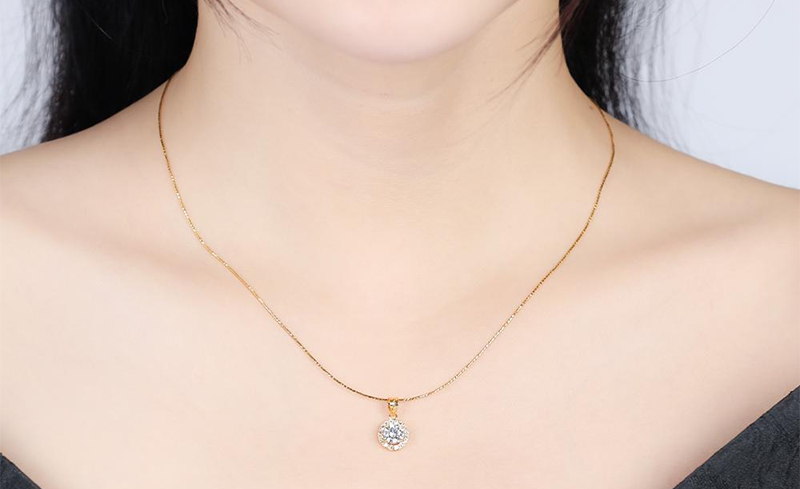 Mặt dây chuyền được đính đá lấp lánh