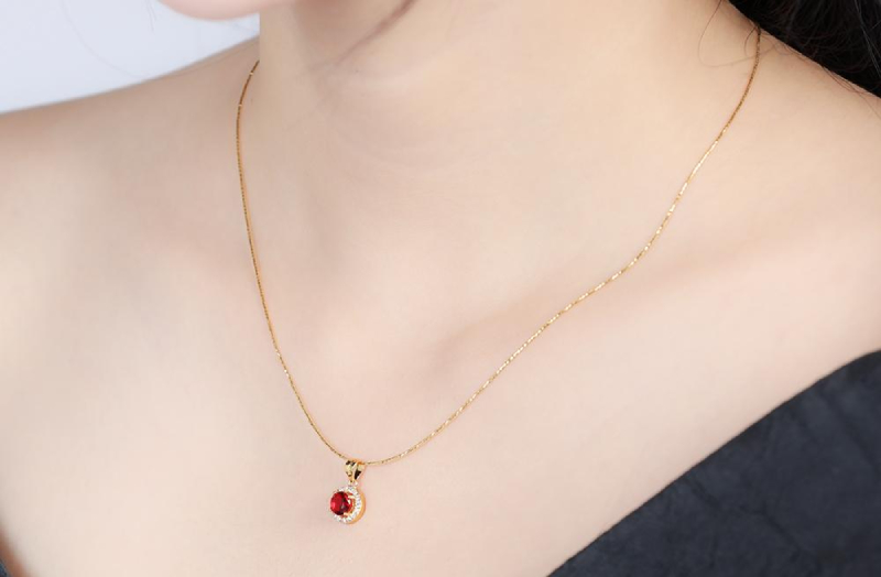 Mặt cây chuyền đính đá xoàn mỹ màu đỏ độc đáo và sang trọng