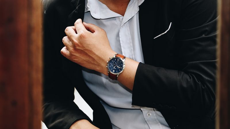 Đồng hồ sở hữu thiết kế thanh lịch, dây da màu nâu ôm trọn cổ tay người đeo