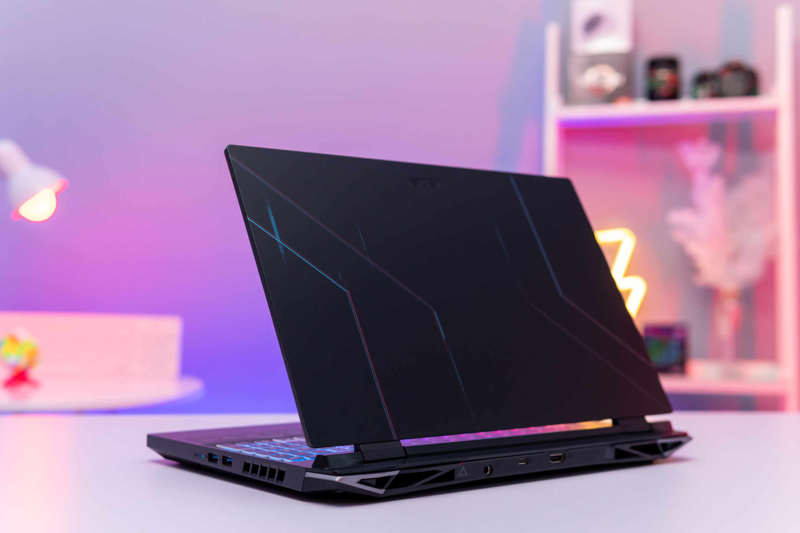 Cả hai m&aacute;y đều được trang bị pin 4-cell Li-ion